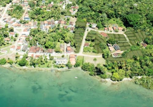 Casal caminhando em um resort